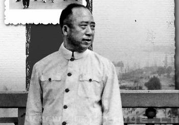 武漢長(zhǎng)江大橋建成通車(chē),凝聚著滕代遠(yuǎn)的一片心血。圖為通車(chē)前一天他在公路橋上回眸。