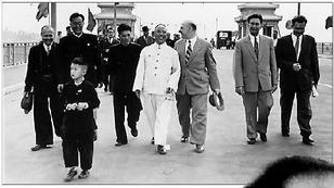 1957年10月14日,滕代遠(yuǎn)和前蘇聯(lián)客人走在武漢長(zhǎng)江大橋公路橋上。前面小孩為筆者。