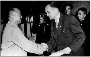 1957年10月15日,滕代遠(yuǎn)部長(zhǎng)向?qū)<椅髁诸C發(fā)榮譽(yù)證書(shū)