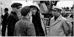 1957年5月6日下午,滕代遠(yuǎn)和王任重(披雨衣者)在漢陽(yáng)觀看我國(guó)鐵路工人發(fā)明制造的震動(dòng)打樁機(jī)