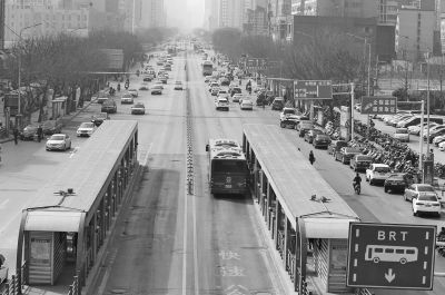 鄭州市農(nóng)業(yè)路與中州大道交叉口一路向西，沿線(xiàn)兩側(cè)仍在拆遷。