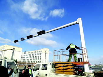 完成覆蓋全市11條高速公路的智能交通系統(tǒng)建設(shè)、新增免費(fèi)限時(shí)臨停泊位5000個(gè)……今年,島城將全面開展道路交通安全隱患整改,年底前完成501處隱患路段整改,將定期公開駕校畢業(yè)學(xué)員的交通違法率和肇事率。