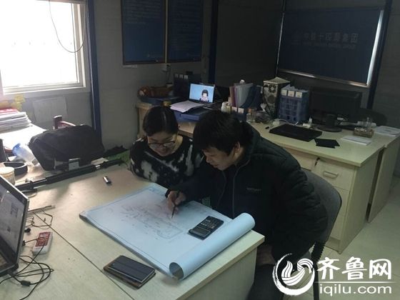 因?yàn)楣ぷ餍再|(zhì)，楊曉娜和肖永強(qiáng)在一起最多的時(shí)間是在一線學(xué)習(xí)工作，共同進(jìn)步。（齊魯網(wǎng)發(fā) 趙巖 攝）