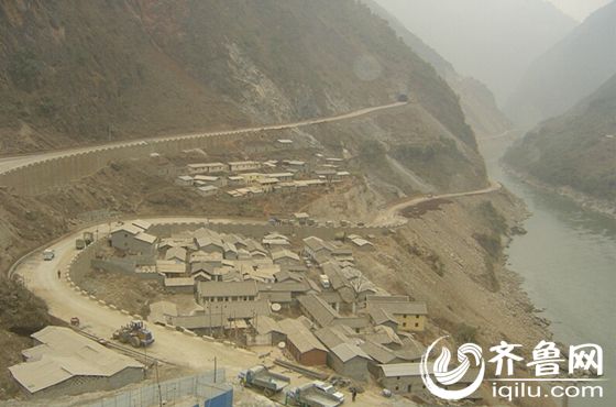 剛剛大學(xué)畢業(yè)，楊曉娜和他未來(lái)的丈夫肖永強(qiáng)在大山深處一干就是三年。（齊魯網(wǎng)發(fā) 趙巖 攝）
