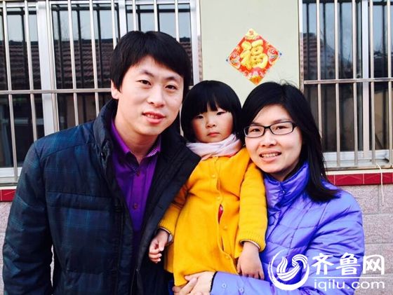 繁忙的工作重?fù)?dān)，孩子肖思妍成為了他們“最浪漫的事”中那塊緊緊放在手心的寶。（齊魯網(wǎng)發(fā) 趙巖 攝）