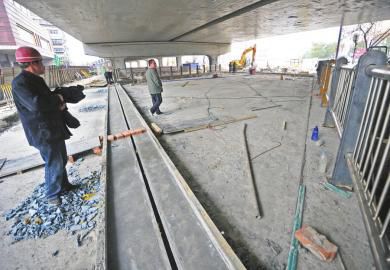 昨天，改造重建后的少年路西橋主體基本完工，橋面鋪設和兩側護欄安裝已經(jīng)完成，下一步將進入橋面的瀝青鋪設和護欄粉刷階段。少年路西橋原橋橋梁受外界自然條件和過往車輛荷載影響導致破壞嚴重。此次重建后的新橋分為三幅，南北兩側為3.25米人行道，中間為15.75米機非混行道，人行道與機非混行道之間為2.5米，采用護欄隔離。按照施工計劃，新建少年路西橋?qū)⒂?月5日竣工通車。