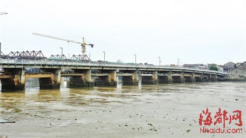 現(xiàn)在的寧海橋是雙層橋面，上層是1983年修的水泥公路橋，下層是古石橋