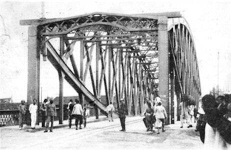 1908年橋橫梁為中間突起的拱形狀，還有網狀紋飾。/資料圖片