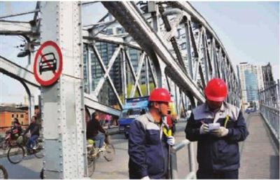 歷史悠久的蘇州河鋼結(jié)構(gòu)老橋—浙江路橋即將大修，目前已開始前期籌備。浙江路橋有著造型優(yōu)美的魚腹式簡支梁鋼桁架，1908年英國人參與建造時，使用了鉚接工藝，目前已到必須大修之時。據(jù)悉，浙江路橋雖幾經(jīng)修繕，但經(jīng)歷了107年的風(fēng)風(fēng)雨雨，整橋處于危橋狀態(tài)，特別是橋身下部銹蝕嚴(yán)重，如不徹底檢修，將無法安全服役。