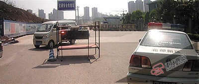 2日起,張某利用鐵架床攔路,對過往車輛強行收取過路費。警方供圖 2日起,張某利用鐵架床攔路,對過往車輛強行收取過路費。警方供圖