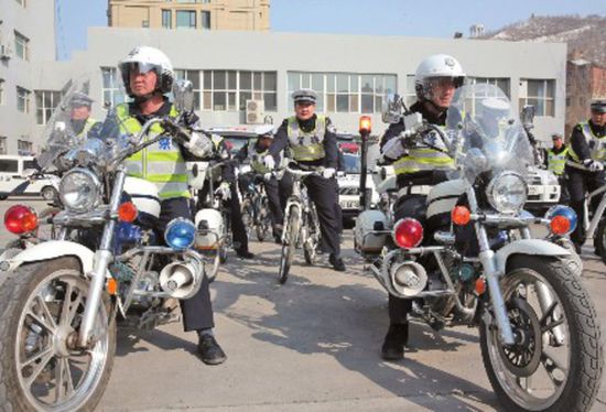 4月5日，在沙依巴克區(qū)交警大隊(duì)，民警騎上新配發(fā)的巡邏自行車和摩托車。