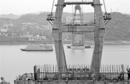4月9日,豐都長江二橋正在建設(shè)中?？偼顿Y近13億的豐都長江二橋已完成總工程量的55%,預(yù)計明年10月投用。該橋建成后,將進一步推動豐都長江兩岸的經(jīng)濟發(fā)展。