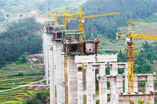 4月10日,正在建設(shè)中的豐都至忠縣高速公路豐都段控制性工程—石梁子特大橋。該大橋2012年開(kāi)工,目前總體工程已完成過(guò)半。預(yù)計(jì)明年中期,豐忠高速路將建成投用。
