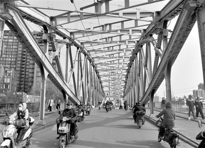 浙江路橋建成于1908年，在蘇州河橋梁大家族中排在第二位。