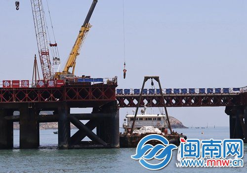 這些橋樁都有百米深;工人作業(yè)時(shí)，穿著救生衣吊到海上平臺(tái)