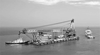 4月15日，“瑞航05”輪在拖輪帶動下從青島海西重機有限責任公司碼頭駛向大海。