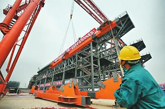 “濟(jì)南黃河公鐵兩用橋”拼裝施工現(xiàn)場