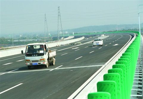 車輛行駛在肇花高速三水段上。目前，三水已有肇花、西二環(huán)、二廣、廣肇等多條高速公路通車，廣佛肇高速通車后，三水交通區(qū)位優(yōu)勢(shì)將更加明顯。