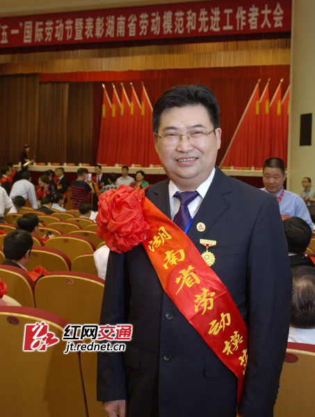 大學(xué)一畢業(yè)，方聯(lián)民就進(jìn)入湖南路橋工作，用32年的時(shí)間踐行他的路橋之夢(mèng)，從最基層的技術(shù)員成長(zhǎng)為路橋湘軍的掌門(mén)人，為中國(guó)路橋建設(shè)事業(yè)做出了巨大的貢獻(xiàn)。圖為，湖南路橋董事長(zhǎng)、總經(jīng)理方聯(lián)民在湖南省委禮堂參加勞模表彰大會(huì)。（攝影