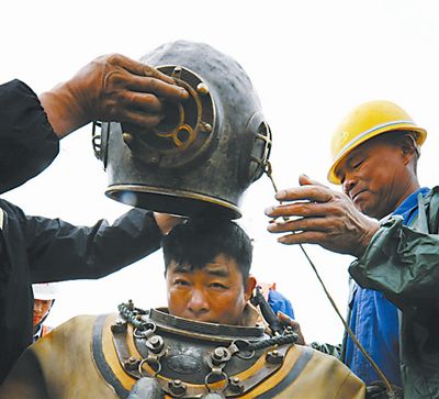 5月2日，冒著蒙蒙細(xì)雨，郝晉新帶領(lǐng)著創(chuàng)新工作室的成員們，對(duì)淮南孔李淮河大橋工程施工中關(guān)于采空區(qū)橋墩固定的攻關(guān)課題進(jìn)行最后一次現(xiàn)場(chǎng)數(shù)據(jù)核查。
