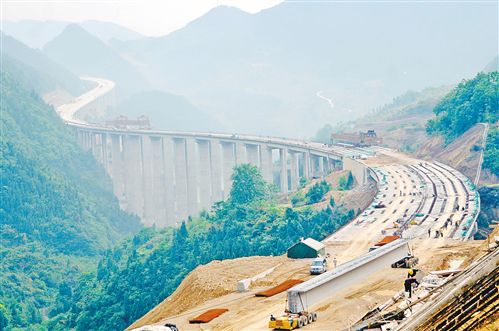 日前，忠縣至萬州高速公路萬州段河源特大橋正在施工建設。忠萬高速全長78公里，總投資80億元，2013年中期開工建設，目前已完成總體工程量的70%左右，預計明年通車。記者