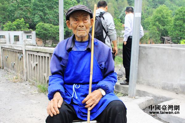 96歲的樂山雙橋村村民王國升參與了樂西公路五洞橋的修建。（中國臺灣網(wǎng) 宣玲玲 攝）