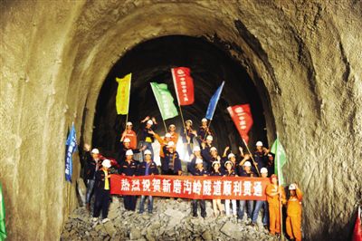 5月24日，中鐵七局路橋公司施工人員現(xiàn)場慶祝隧道貫通。當(dāng)日上午，經(jīng)過中鐵七局路橋公司施工人員30個月的施工，地處陜西秦嶺腹地、全長6900米的寧西鐵路增建二線（陜西段）控制性工程—新磨溝嶺隧道順利貫通。新華社發(fā)