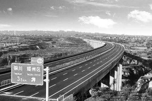 截至5月中旬，陜西省計劃今年建成通車的三條高速公路出省通道已完成預期投資，實現(xiàn)路基工程貫通，年內通車已成定局。
