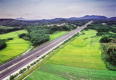 新建成通車的屯瓊高速公路猶如一條彩帶，飄逸在中部地區(qū)的青山綠水間。顯煌