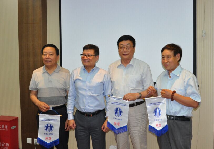 2015年6月4日至5日，香港公路學(xué)會(huì)鄭定寧會(huì)長(zhǎng)一行9人到訪(fǎng)中國(guó)公路學(xué)會(huì)，并與中國(guó)公路學(xué)會(huì)、北京公路學(xué)會(huì)、上海市公路學(xué)會(huì)在北京召開(kāi)了交流座談會(huì)，中國(guó)公路學(xué)會(huì)劉家鎮(zhèn)副理事長(zhǎng)主持座談會(huì)，中國(guó)公路學(xué)會(huì)秘書(shū)處領(lǐng)導(dǎo)及有關(guān)部門(mén)負(fù)責(zé)人參加座談會(huì)。