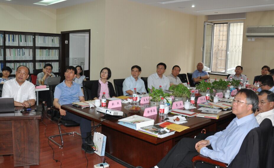 2015年6月4日至5日，香港公路學(xué)會(huì)鄭定寧會(huì)長(zhǎng)一行9人到訪(fǎng)中國(guó)公路學(xué)會(huì)，并與中國(guó)公路學(xué)會(huì)、北京公路學(xué)會(huì)、上海市公路學(xué)會(huì)在北京召開(kāi)了交流座談會(huì)，中國(guó)公路學(xué)會(huì)劉家鎮(zhèn)副理事長(zhǎng)主持座談會(huì)，中國(guó)公路學(xué)會(huì)秘書(shū)處領(lǐng)導(dǎo)及有關(guān)部門(mén)負(fù)責(zé)人參加座談會(huì)。