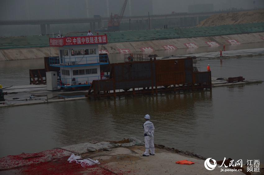 直擊紅谷隧道沉管浮運(yùn)：沉管即將出塢。