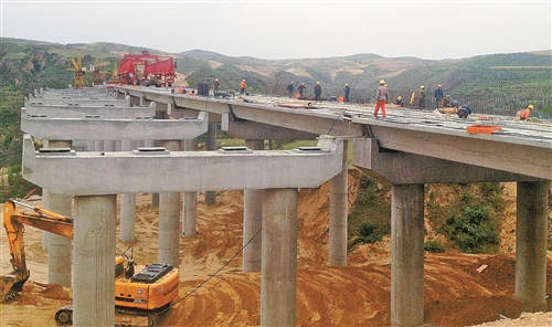 6月9日，神米佳高速公路神佳段禿尾河特大橋建設(shè)現(xiàn)常
