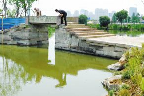 歷經(jīng)半年多，金價古橋已落戶新家，搬到了附近的漁金公園。寧波近年來遷建了多座古橋，包括張斌橋、古洞橋、五龍橋等。記者 龔國榮