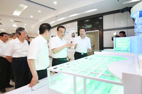 李克強(qiáng)15日在中國(guó)核電工程公司考察，詳細(xì)了解我國(guó)第三代核電機(jī)組“華龍一號(hào)”各項(xiàng)性能。圖片來(lái)自中國(guó)政府網(wǎng)