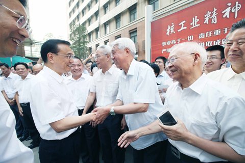 李克強(qiáng)15日考察中國(guó)核電工程公司時(shí)，老中青三代核電人爭(zhēng)相向總理表示一定把“華龍一號(hào)”打造成世界一流核電品牌。圖片來(lái)自中國(guó)政府網(wǎng)