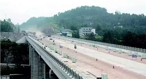 圖為蘆溪河大橋基本完工，開放通行