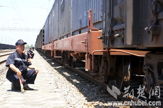 列車到達(dá)作業(yè)場(chǎng)，檢車員們按規(guī)定接車，觀察列車進(jìn)站時(shí)運(yùn)行狀態(tài)