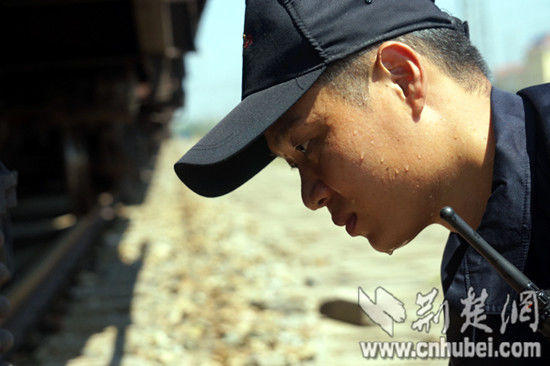 工作中，檢車員們個(gè)個(gè)汗流夾背，豆大的汗珠順著臉膛流淌