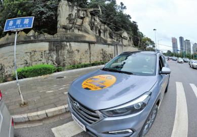 20日上午，“重走史迪威公路”車隊(duì)抵達(dá)滇緬公路“零公里”起點(diǎn)。