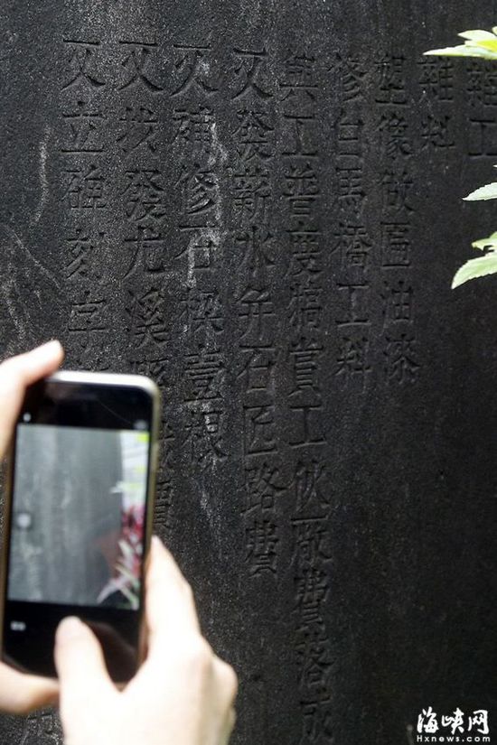 “現(xiàn)在不是討論要不要保護古橋的問題，而是必須保護古橋。”省政協(xié)委員雷云說，福州是國家級歷史文化名城，今年2月發(fā)布的《福州歷史文化名城保護規(guī)劃》中已將洪塘片區(qū)納入8片歷史文化風(fēng)貌區(qū)當(dāng)中。洪山斷橋是洪塘風(fēng)貌區(qū)中的一個元素，已上升到法律層面，必須將其保護起來。