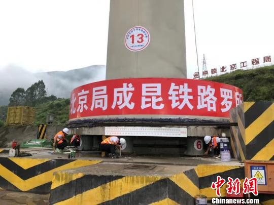 圖為大橋轉(zhuǎn)體現(xiàn)場(chǎng)。鐘欣 攝