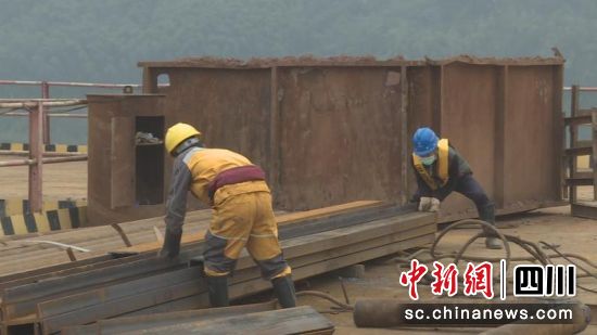 工人正在抓緊施工。朱安康攝