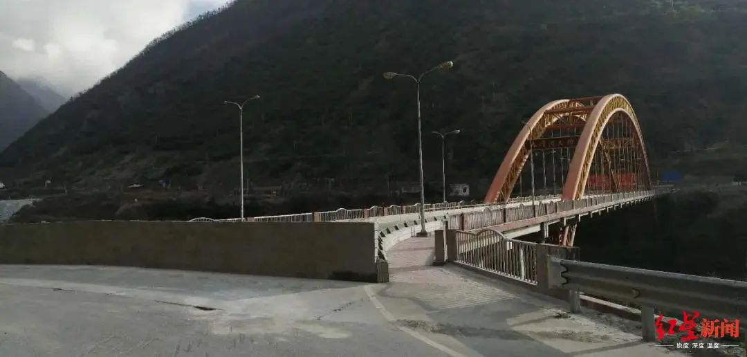 突發(fā)！四川甘孜州瀘定縣大渡河大橋橋面產(chǎn)生裂縫斷道