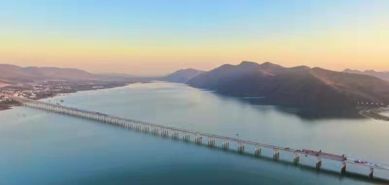 全長2920米！河南西淅高速段張灣特大橋單幅貫通