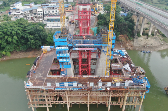 盤龍柳江特大橋32#主墩下橫梁澆筑完成。