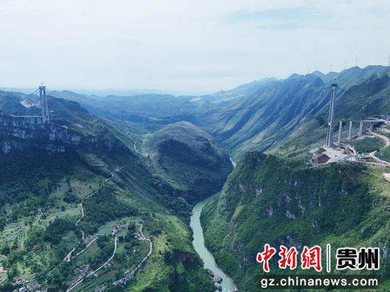 建設(shè)中的花江峽谷大橋。